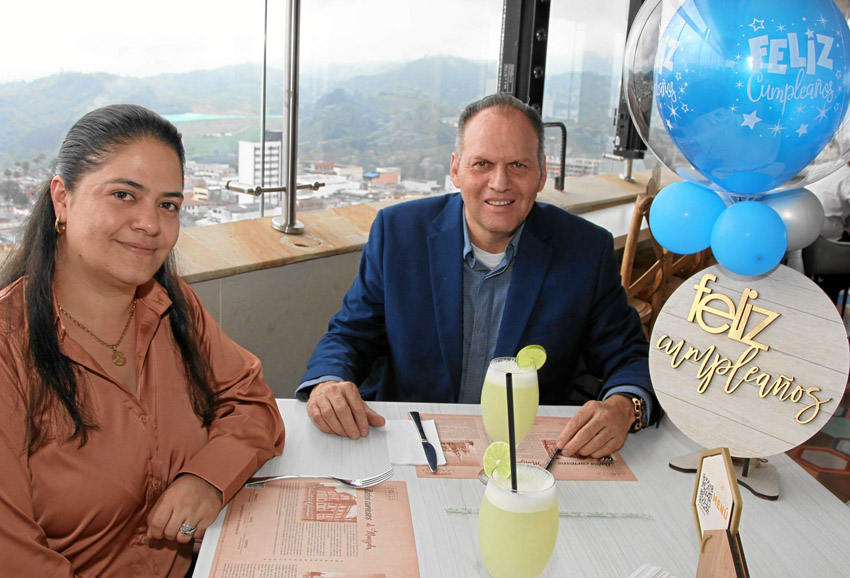 Foto | Argemiro Idárraga | LA PATRIA Jorge Montoya Herrera celebró su cumpleaños en compañía de Yurany Giraldo Echeverry, con un almuerzo en el restaurante La Azotea.