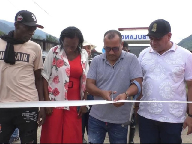 REPRODUCCIÓN | LA PATRIA  Alias Gafas guerrillero del Emc corta la cinta inaugural de una ambulacia en San Juan del Micay, Cauca. La disidencia también donó plata para su compra.