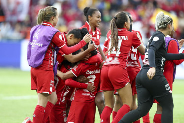 Las jugadoras del América celebran la clasificación a la próxima fase hoy, durante un partido por la Copa Libertadores de Mujeres en Quito (Ecuador).