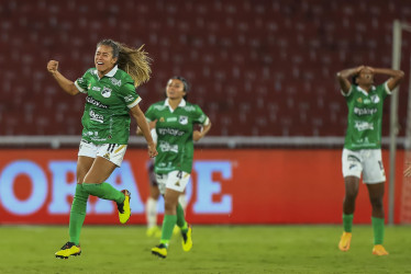 La jugadora del Deportivo Cali de Colombia, Elexa Bahr (i), celebra el segundo gol anotado al Ferroviaria de Brasil, durante un partido de la Copa Libertadores Femenina, hoy en Quito (Ecuador).