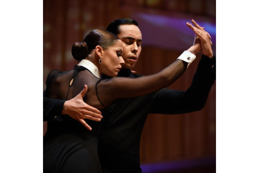 La pareja del colombiano Jhonny Carvajal y la argentina Suyay Quiroga se consagró campeona en la categoría de tango de pista.