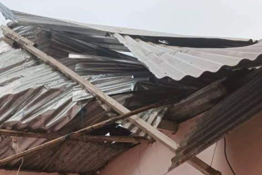 Esta casa de Pácora resultó afectada en el techo debido a las lluvias de este miércoles.