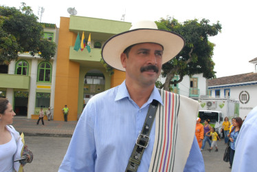 Carlos Castañeda Ceballos fue nombrado en el 2006 como el nuevo Juan Valdez y por eso fue el encargado de llevar el nombre de Colombia y de su producto más tradicional: el café, por diferentes países del mundo como lo hacía su antecesor, Carlos Sánchez.
