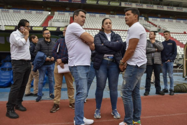 El alcalde Jorge Eduardo Rojas, la ministra Luz Cristina López y el secretario del deporte, Diego Espinosa, en el estadio Palogrande.