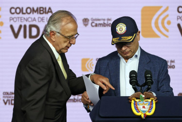 El presidente de Colombia, Gustavo Petro (d), habla con el ministro de Defensa, Iván Velásquez, durante una rueda de prensa este martes, en la Casa de Nariño, en Bogotá.