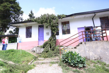 Escuela Nuestra Señora del Rosario sede Nazario Restrepo en Gallinazo afectada por el vendaval que azotó ayer esa zona de Villamaría. 