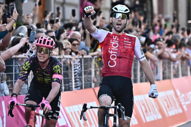 El ciclista francés Benjamin Thomas, del equipo Cofidis, celebra al ganar la quinta etapa del Giro de Italia 2024, una jornada de 178 km entre Génova y Lucca.