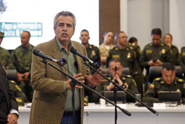 Fotografía de archivo fechada el 24 de octubre de 2023 que muestra al ministro del Interior de Colombia, Luis Fernando Velasco, durante una rueda de prensa en Bogotá.