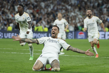 El delantero del Real Madrid Joselu celebra el segundo gol del equipo madridista durante el encuentro correspondiente a la vuelta de las semifinales de la Liga de Campeones que disputaron este miércoles ante el Bayern Múnich en el estadio Santiago Bernabéu, en Madrid.