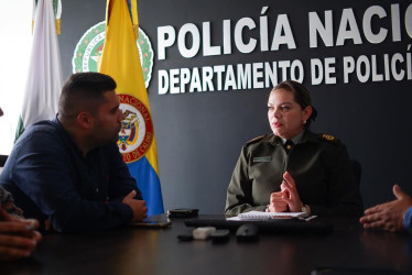 La coronel Liliana Andrea Jiménez Falla, comandante del Departamento de Policía Caldas, y el alcalde de Aranzazu, Sebastián Merchán Zuluaga, durante la reunión para abordar la inseguridad en el municipio.
