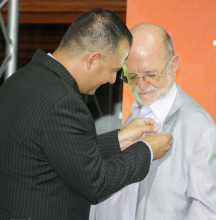 Jonier Alejandro Ramírez, alcalde de Villamaría, le entregó el escudo del municipio a Henry Gutiérrez, gobernador de Caldas.